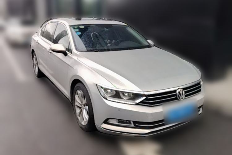 Used Volkswagen Magotan 2017 330TSI DSG Luxury Model Front Right 45 Deg