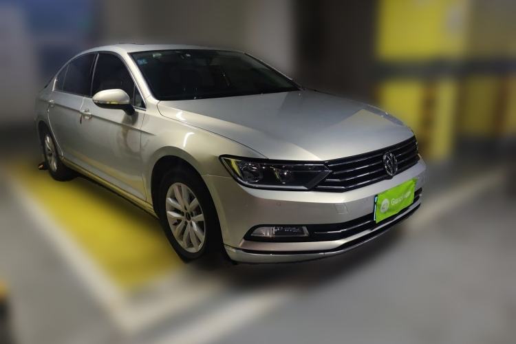 Used Volkswagen Magotan 2017 280TSI DSG Comfort Model Front Right 45 Deg
