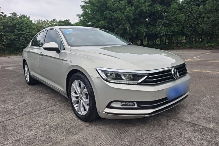 Used Volkswagen Magotan 2017 330TSI DSG Luxury Model Front Right 45 Deg