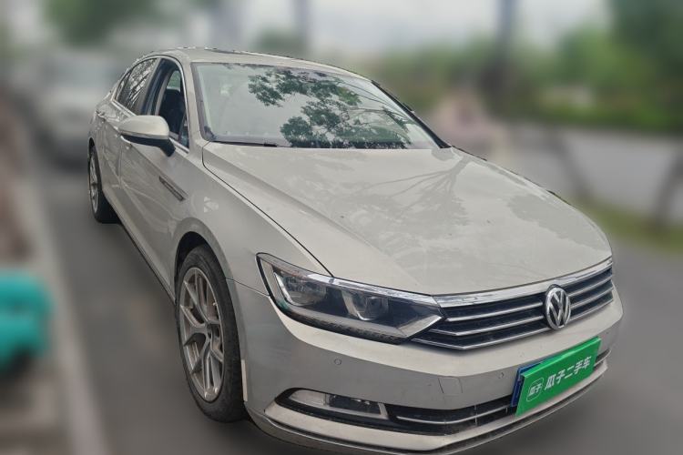 Used Volkswagen Magotan 2017 330TSI DSG Luxury Model Front Right 45 Deg