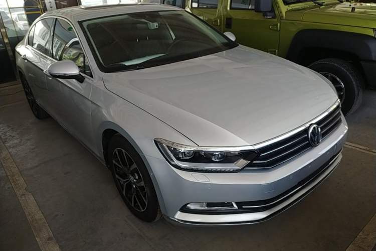 Used Volkswagen Magotan 2017 330TSI DSG Luxury Model Front Right 45 Deg