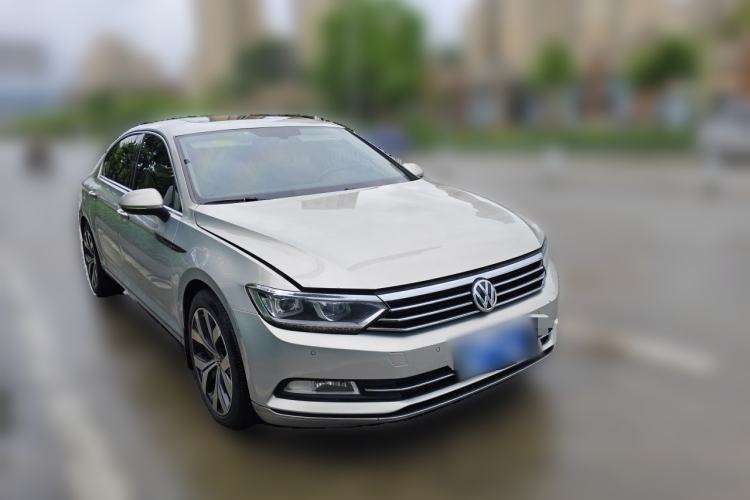 Used Volkswagen Magotan 2017 380TSI DSG Luxury Model Front Right 45 Deg