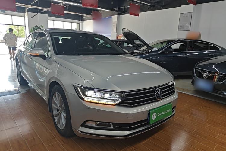Used Volkswagen Magotan 2017 330TSI DSG Luxury Model Front Right 45 Deg