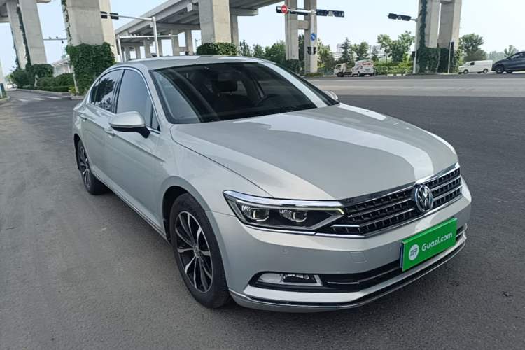 Used Volkswagen Magotan 2017 330TSI DSG Leading Model Front Right 45 Deg