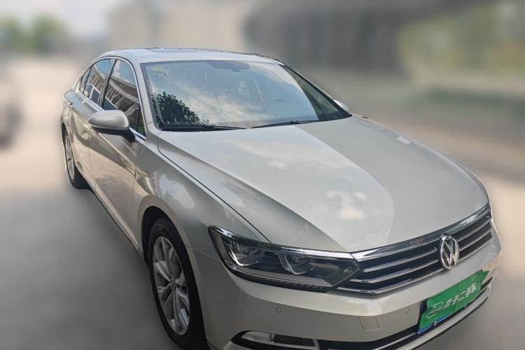 Used Volkswagen Magotan 2017 330TSI DSG Luxury Model Front Right 45 Deg