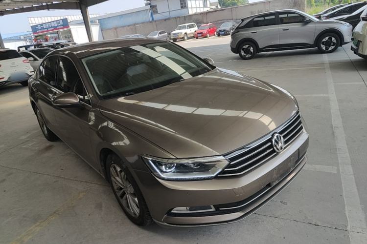 Used Volkswagen Magotan 2017 330TSI DSG Luxury Model Front Right 45 Deg