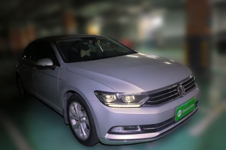 Used Volkswagen Magotan 2017 330TSI DSG Luxury Model Front Right 45 Deg