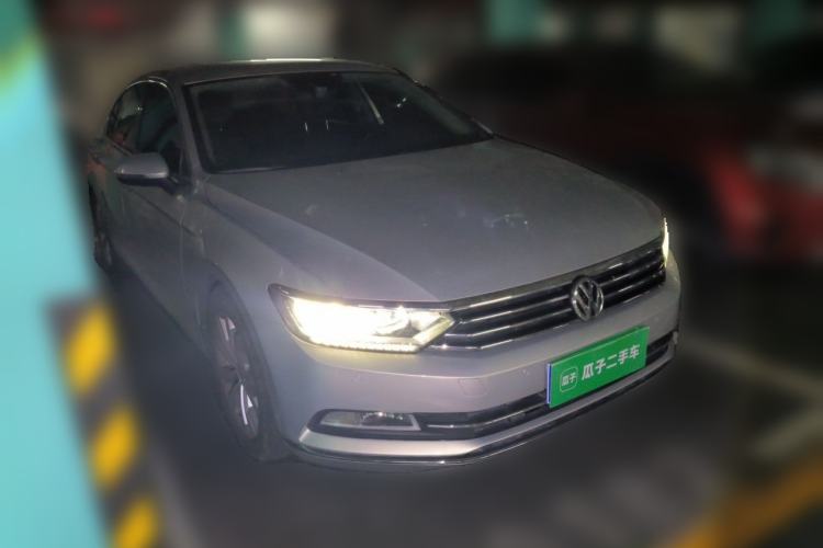 Used Volkswagen Magotan 2017 380TSI DSG Luxury Model Front Right 45 Deg