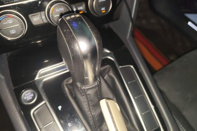 Used Volkswagen Magotan 2017 380TSI DSG Prestige Edition Gear Lever