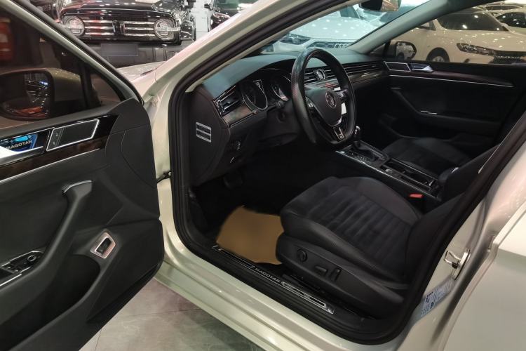 Used Volkswagen Magotan 2017 330TSI DSG Luxury Model Interior 2
