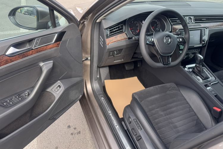 Used Volkswagen Magotan 2017 330TSI DSG Luxury Model Interior 3
