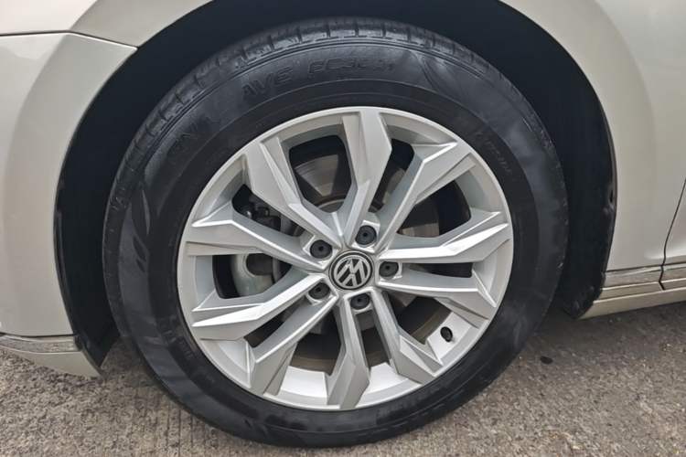 Used Volkswagen Magotan 2017 330TSI DSG Luxury Model Left Front Wheel Hub