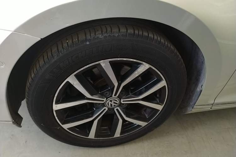 Used Volkswagen Magotan 2017 330TSI DSG Luxury Model Left Front Wheel Hub