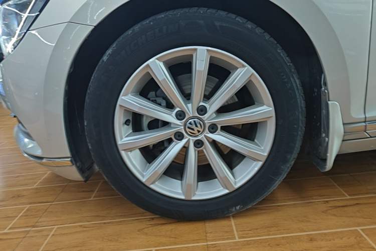 Used Volkswagen Magotan 2017 330TSI DSG Luxury Model Left Front Wheel Hub