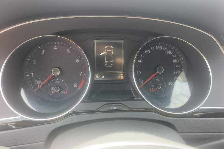 Used Volkswagen Magotan 2017 330TSI DSG Luxury Model Odometer Close Up