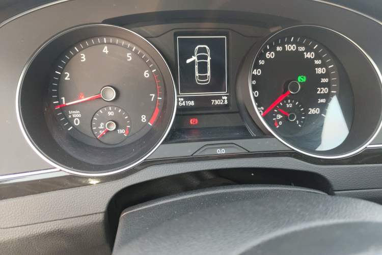 Used Volkswagen Magotan 2017 330TSI DSG Luxury Model Odometer Close Up