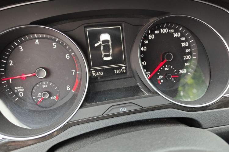 Used Volkswagen Magotan 2017 330TSI DSG Luxury Model Odometer Close Up