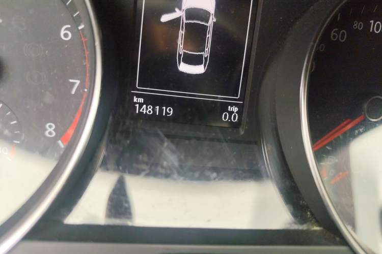 Used Volkswagen Magotan 2017 330TSI DSG Luxury Model Odometer Close Up