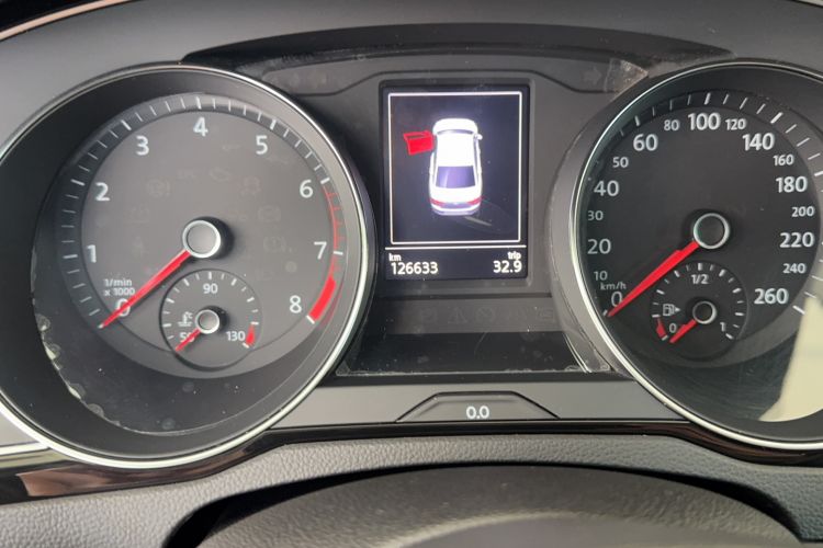 Used Volkswagen Magotan 2017 330TSI DSG Luxury Model Odometer Close Up
