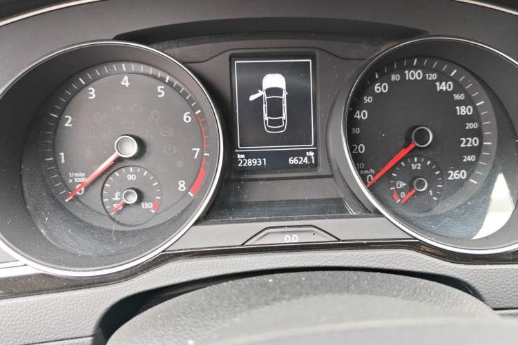 Used Volkswagen Magotan 2017 380TSI DSG Luxury Model Odometer Close Up