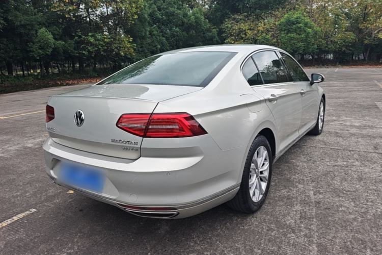 Used Volkswagen Magotan 2017 330TSI DSG Luxury Model Rear Right 45 Deg