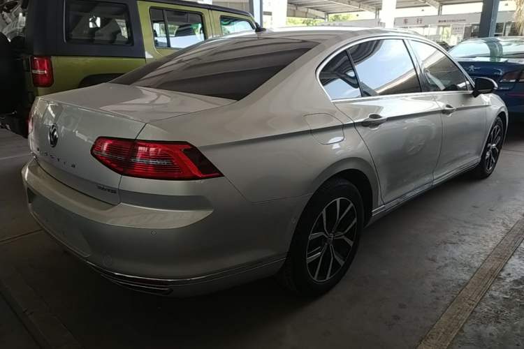 Used Volkswagen Magotan 2017 330TSI DSG Luxury Model Rear Right 45 Deg