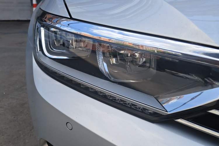 Used Volkswagen Magotan 2017 330TSI DSG Luxury Model Right Front Headlight