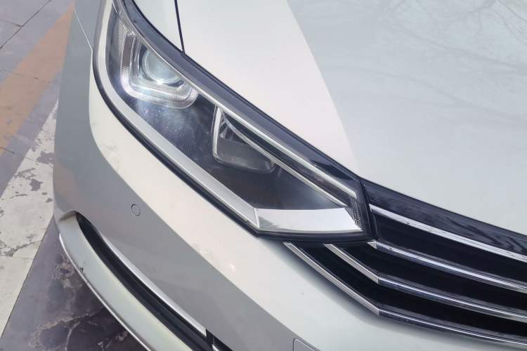 Used Volkswagen Magotan 2017 330TSI DSG Leading Model Right Front Headlight