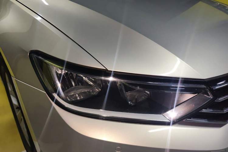 Used Volkswagen Magotan 2017 280TSI DSG Comfort Model Right Front Headlight