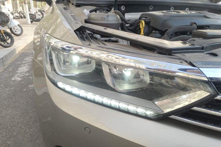 Used Volkswagen Magotan 2017 380TSI DSG Luxury Model Right Front Headlight