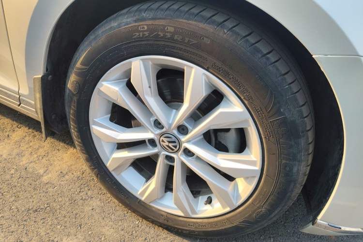 Used Volkswagen Magotan 2017 330TSI DSG Luxury Model Right Front Wheel Hub
