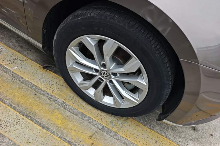 Used Volkswagen Magotan 2017 330TSI DSG Luxury Model Right Front Wheel Hub