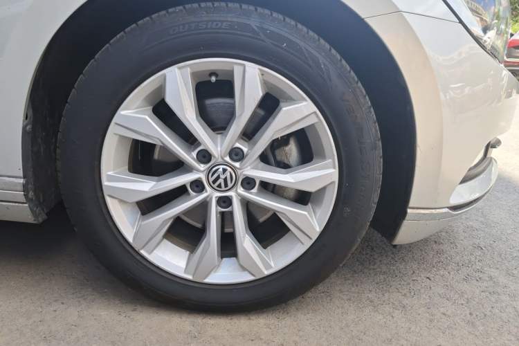 Used Volkswagen Magotan 2017 330TSI DSG Luxury Model Right Front Wheel Hub