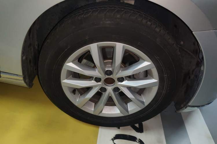 Used Volkswagen Magotan 2017 280TSI DSG Comfort Model Right Front Wheel Hub