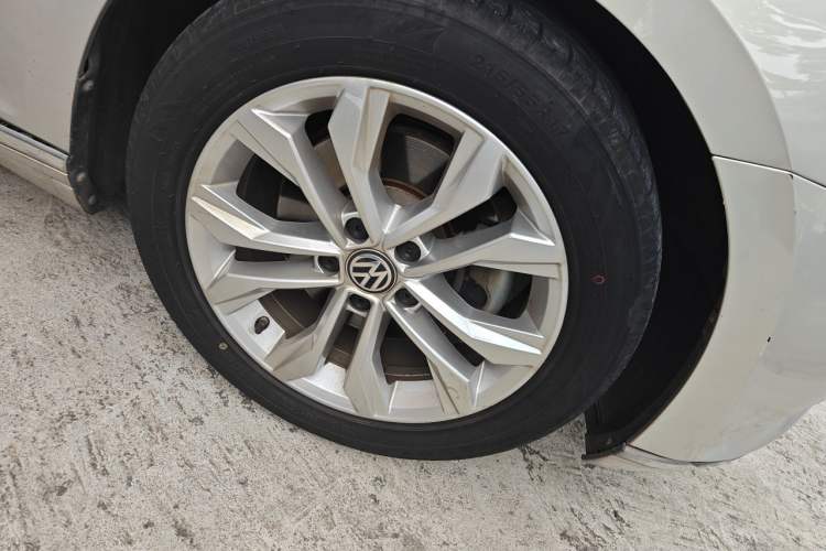 Used Volkswagen Magotan 2017 330TSI DSG Luxury Model Right Front Wheel Hub