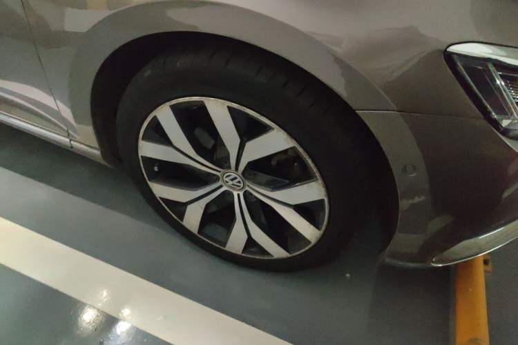 Used Volkswagen Magotan 2017 380TSI DSG Prestige Edition Right Front Wheel Hub