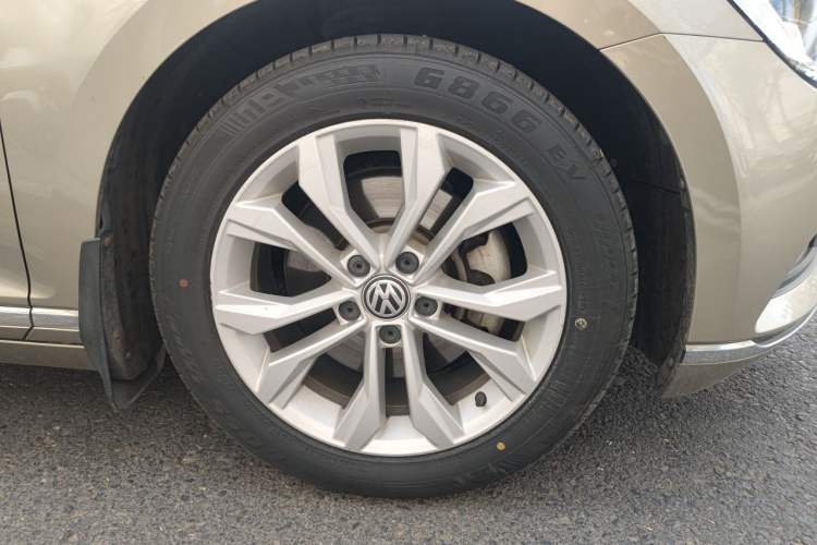 Used Volkswagen Magotan 2017 380TSI DSG Luxury Model Right Front Wheel Hub