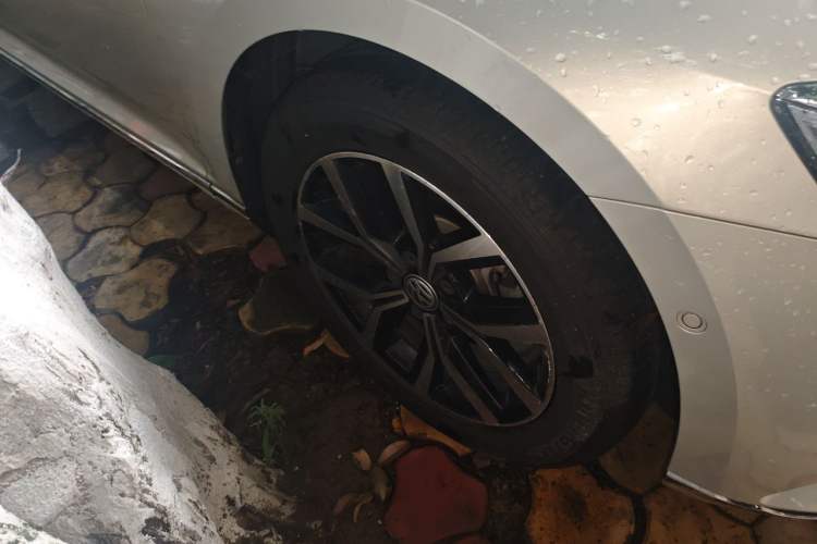 Used Volkswagen Magotan 2017 330TSI DSG Luxury Model Right Front Wheel Hub