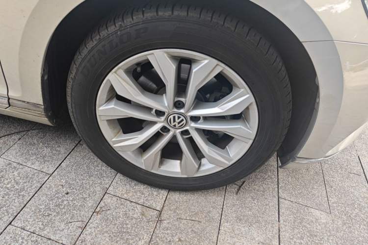 Used Volkswagen Magotan 2017 330TSI DSG Luxury Model Right Front Wheel Hub