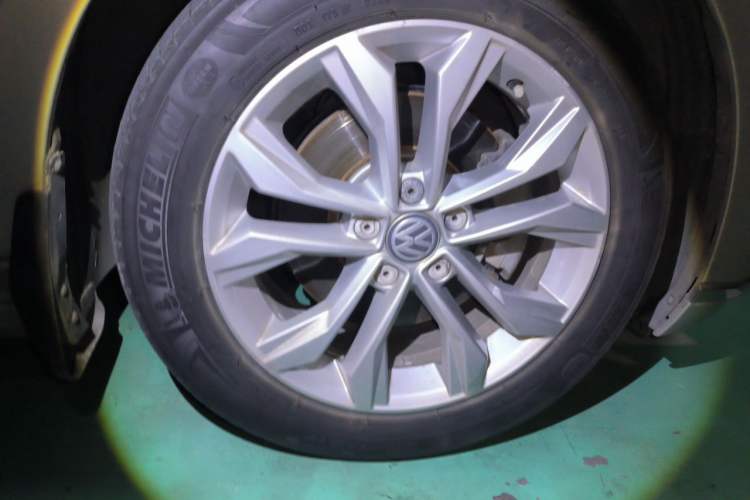 Used Volkswagen Magotan 2017 330TSI DSG Luxury Model Right Front Wheel Hub