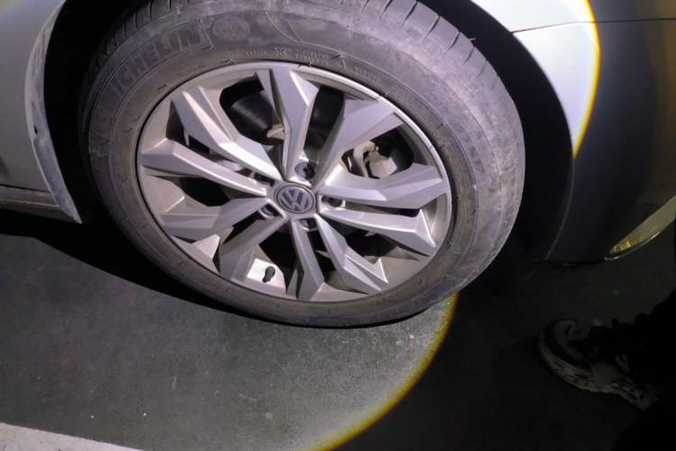 Used Volkswagen Magotan 2017 380TSI DSG Luxury Model Right Front Wheel Hub