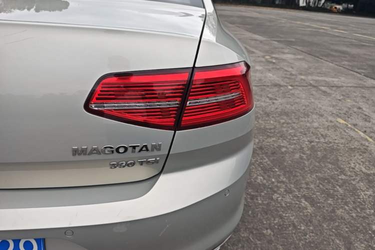 Used Volkswagen Magotan 2017 330TSI DSG Luxury Model Right Rear Taillight