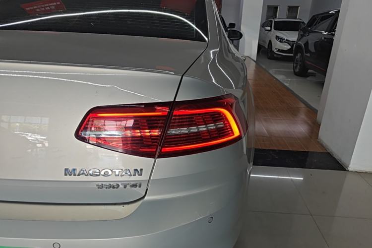 Used Volkswagen Magotan 2017 330TSI DSG Luxury Model Right Rear Taillight