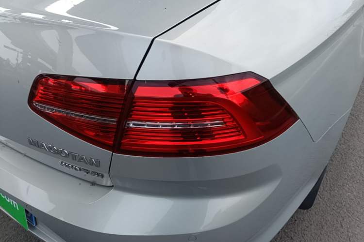 Used Volkswagen Magotan 2017 330TSI DSG Leading Model Right Rear Taillight