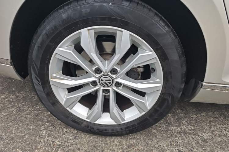 Used Volkswagen Magotan 2017 330TSI DSG Luxury Model Right Rear Wheel Hub