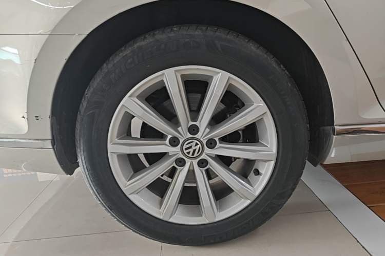 Used Volkswagen Magotan 2017 330TSI DSG Luxury Model Right Rear Wheel Hub