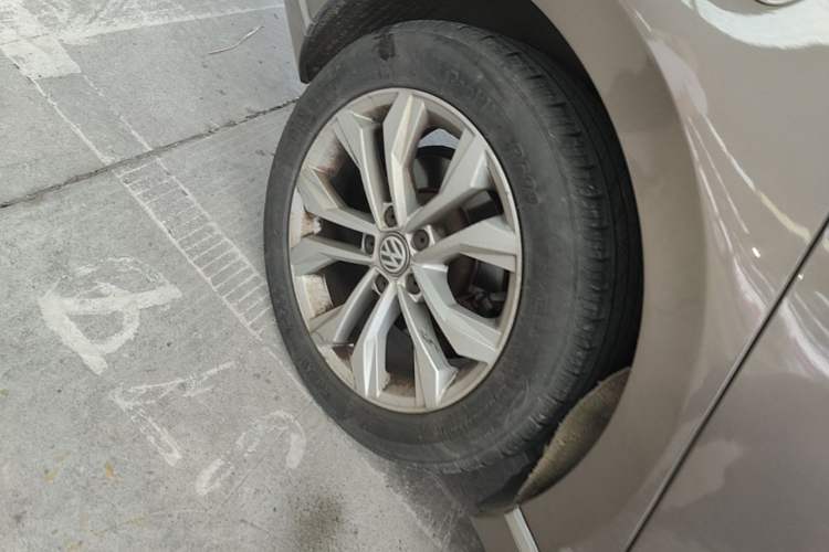Used Volkswagen Magotan 2017 330TSI DSG Luxury Model Right Rear Wheel Hub
