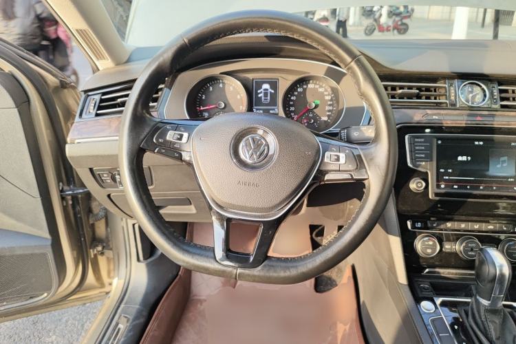 Used Volkswagen Magotan 2017 380TSI DSG Luxury Model Steering Wheel