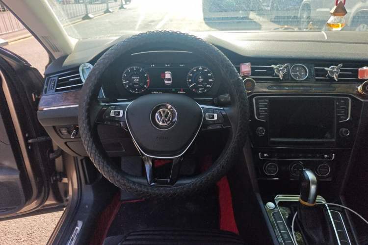 Used Volkswagen Magotan 2017 330TSI DSG Luxury Model Steering Wheel