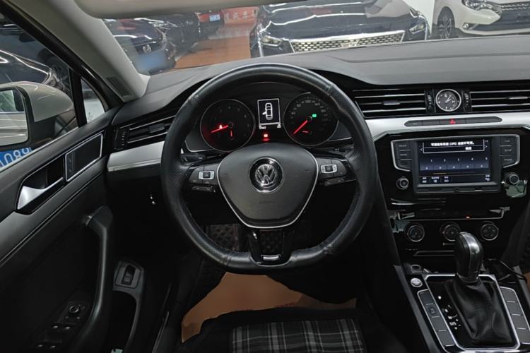 Used Volkswagen Magotan 2017 330TSI DSG Luxury Model Steering Wheel